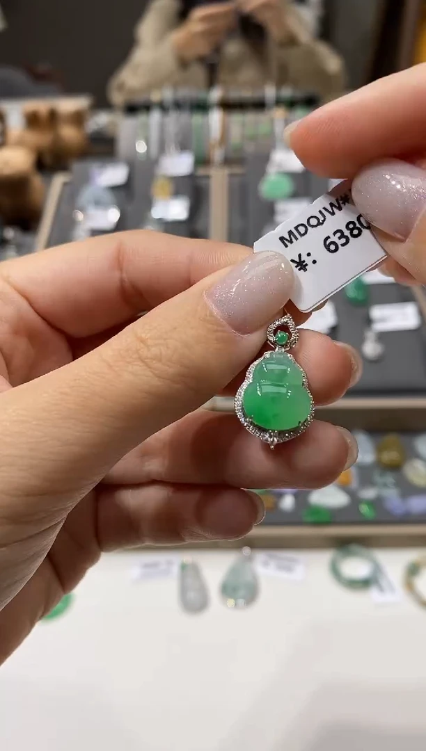 颈饰18K金镶嵌翡翠葫芦