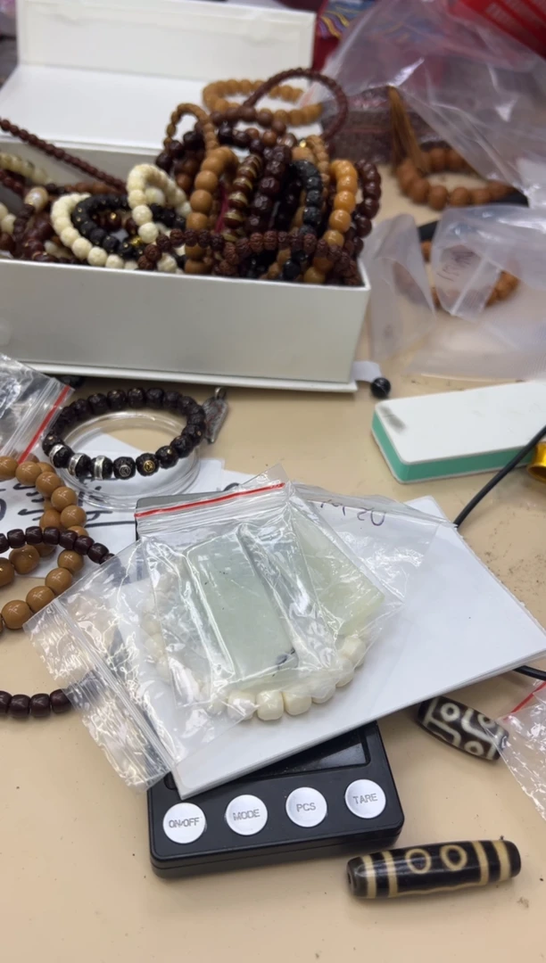 岫玉未镶嵌珠宝奇石081936牌子一个