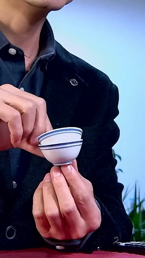 这是白釉杯一对，