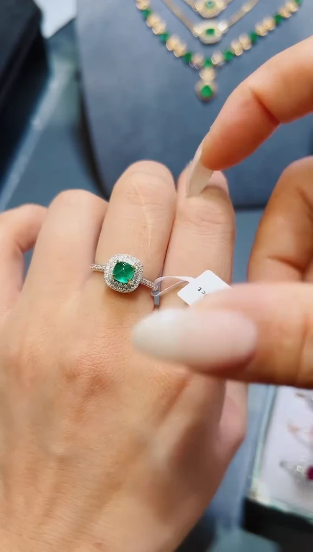 戒指18K金镶嵌祖母绿·