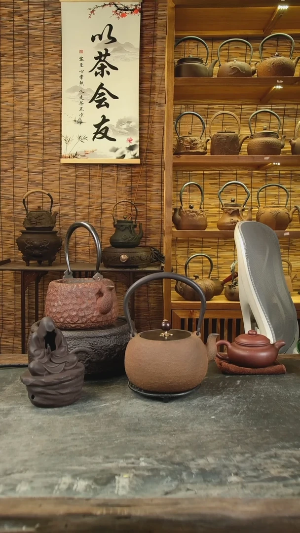 黑**睛吉春堂铁壶.