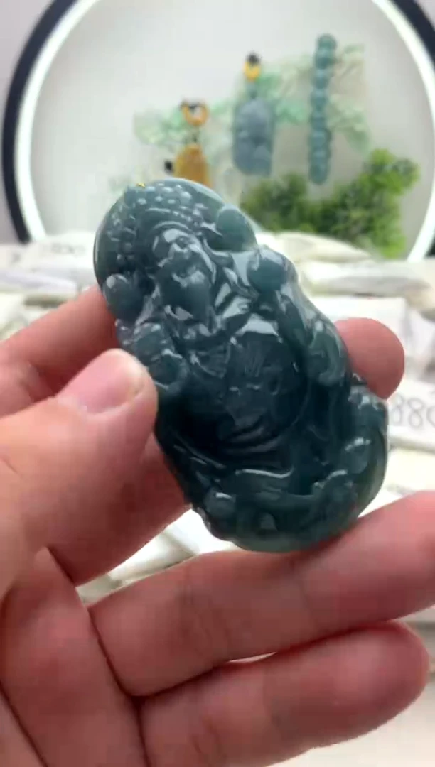 翡翠未镶嵌颈饰财神