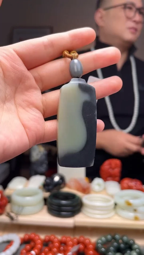 颈饰未镶嵌和田玉吊坠