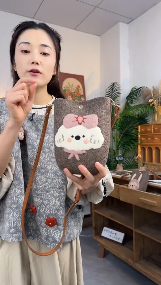 羊毛非遗纯手工包  手机包小狗