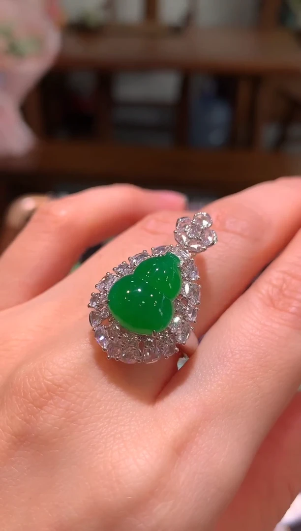 18K金镶嵌戒指翡翠高冰辣绿葫芦戒指吊坠两用