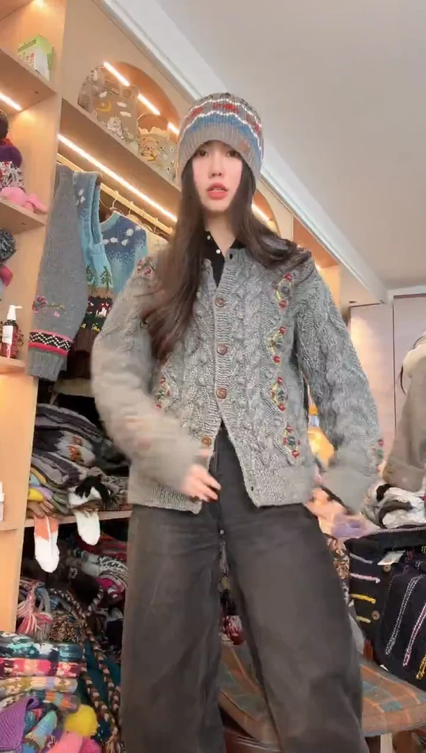 羊毛灰色开衫麻花毛衣