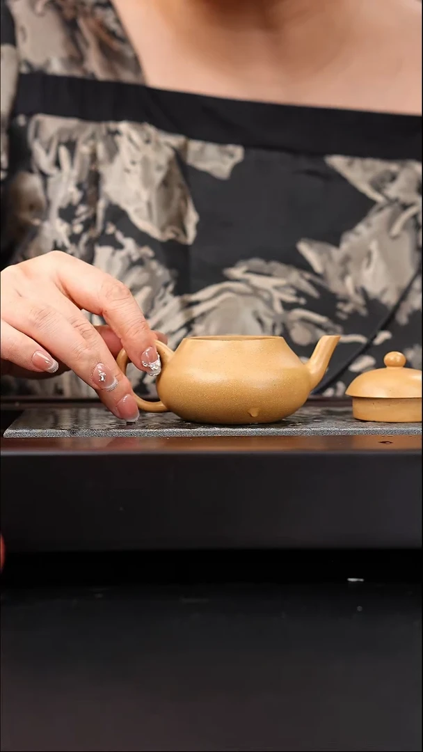 茶壶紫砂宝山绿泥梨形140cc张雳