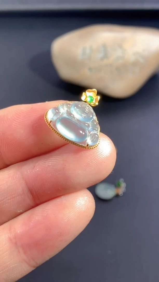 颈饰18K金镶嵌翡翠