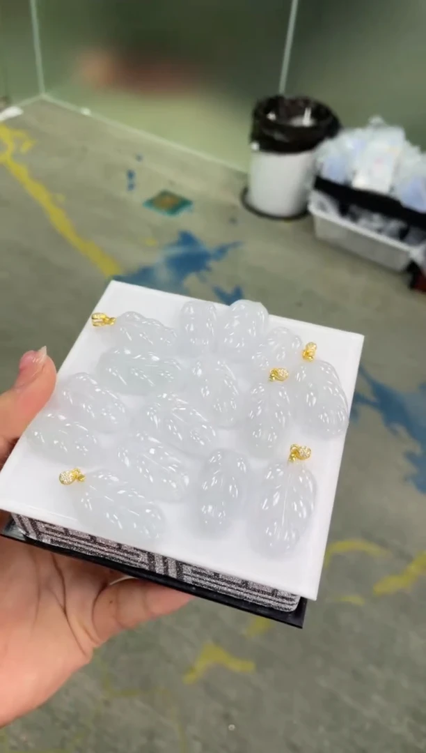 翡翠银S925镶嵌吊坠(赠链)叶子   多样性发货发一件