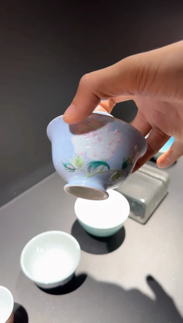 天义华 碧落堆白加彩扒花牡丹盖碗