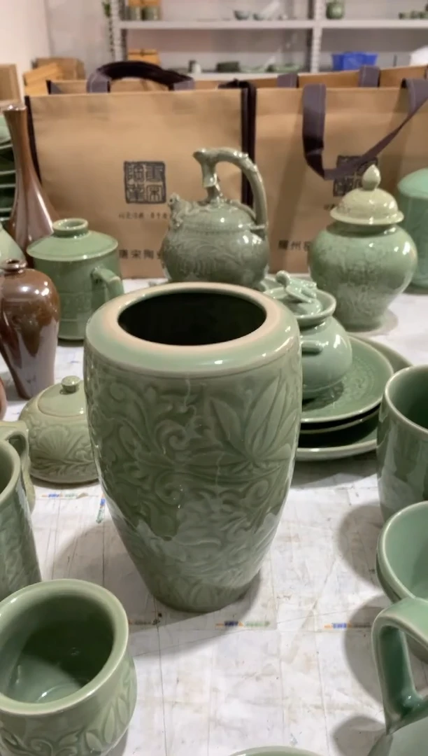 瓷片莲纹大花瓶  微瑕处理 一个