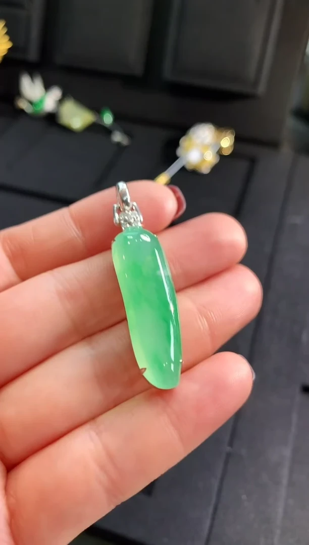 【闪购商品】翡翠吊坠(不含链)18K金镶嵌吊坠