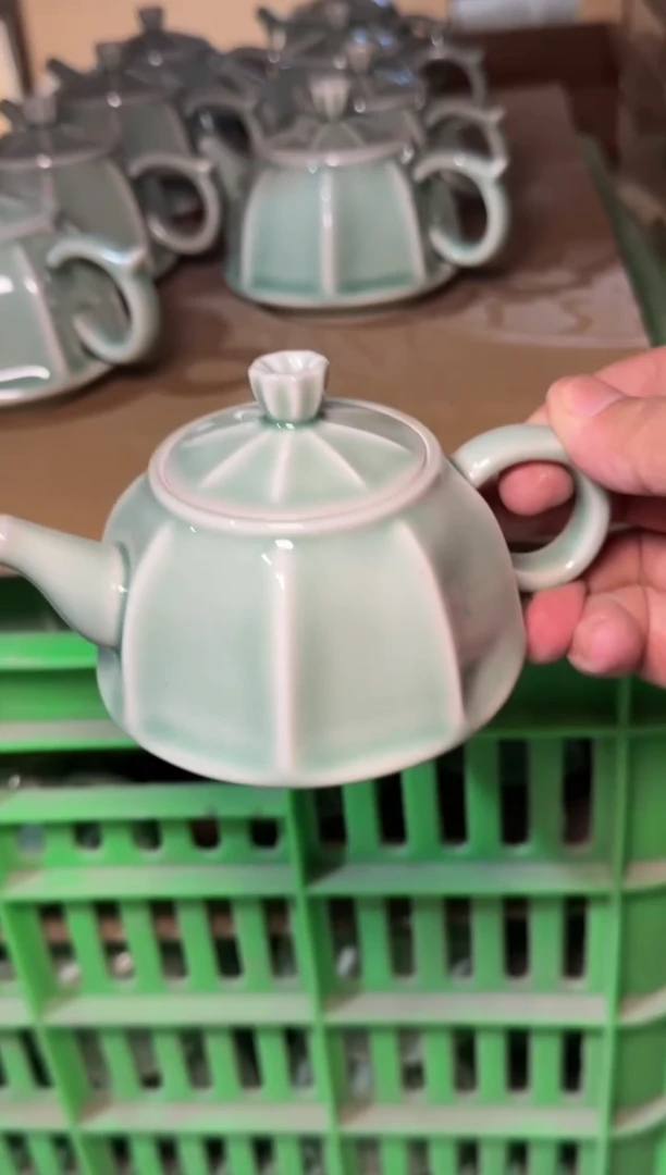 微瑕青釉八棱壶1把