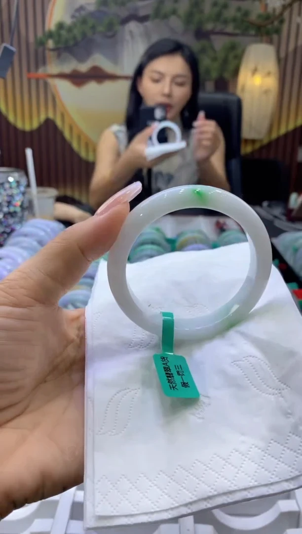 翡翠手镯未镶嵌多人00630