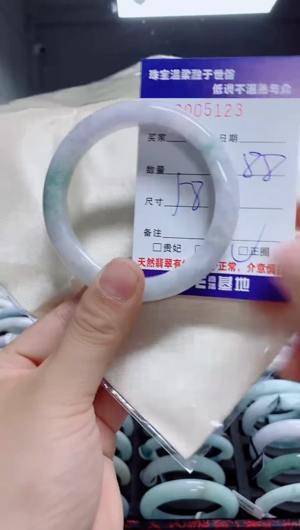 翡翠手镯未镶嵌天然翡翠A货