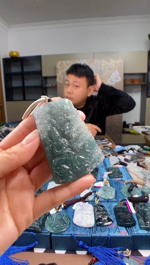 颈饰未镶嵌翡翠  多样性发其一