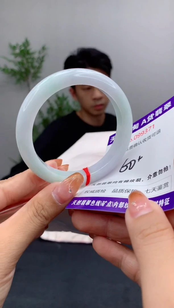 未镶嵌手镯翡翠有纹，完美者勿拍