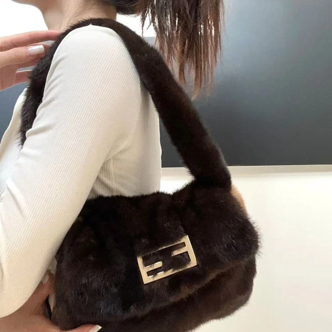 95新 FENDI/芬迪 坤球奢选芬迪皮草法棍单肩包