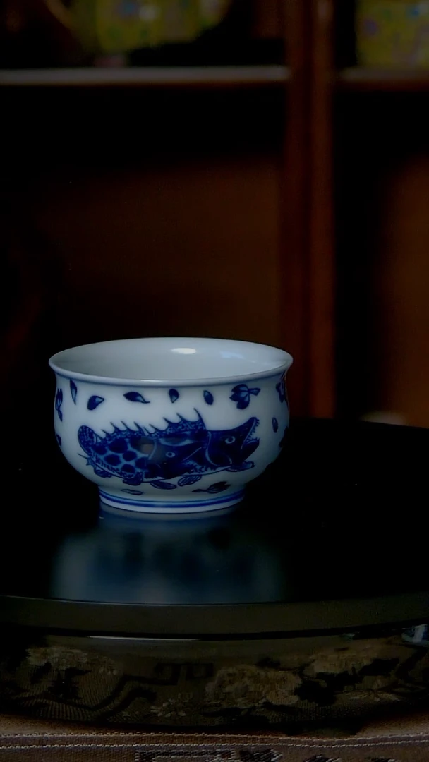 景德镇全手工青花桃花鳜鱼炉式杯