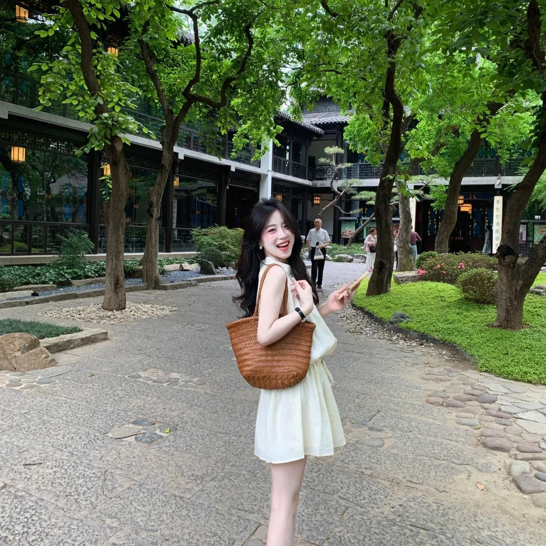 夏季清新吊带无袖漏肩挂脖上衣搭配短裤休闲套装遮肚潮气质轻奢