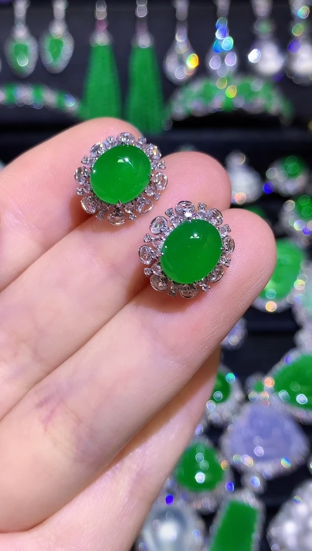 翡翠18K金镶嵌耳饰高冰满绿蛋面耳包