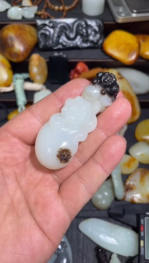 未镶嵌和田玉（子料）把件和田玉籽料福猪把件
