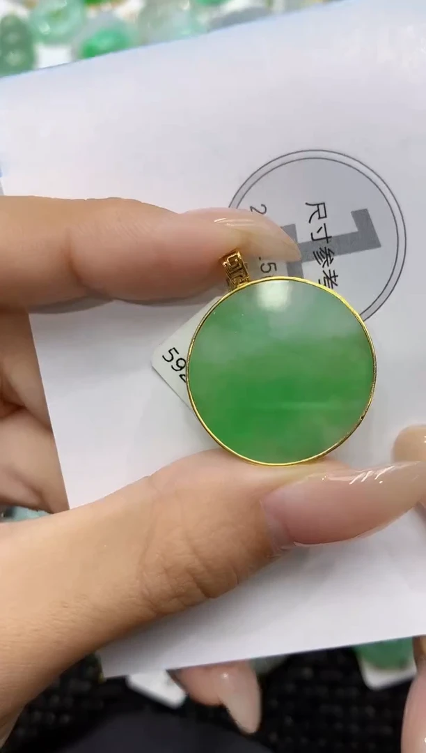 颈饰18K金镶嵌翡翠111111111111