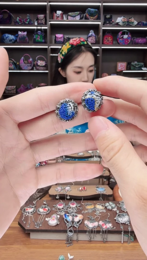 织绣落**尘121蒙阿苏苗绣传承店