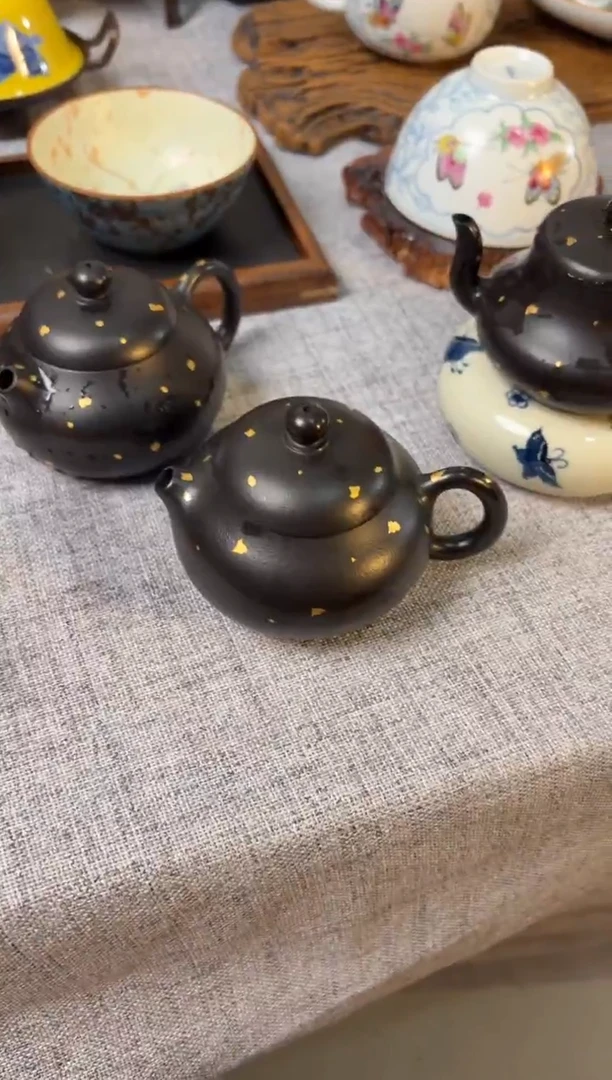 宜兴紫砂点金茄瓜壶