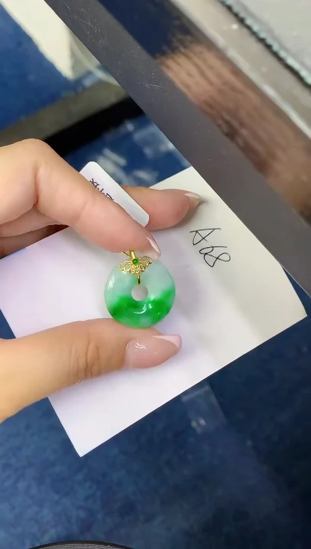 翡翠18K金镶嵌颈饰缅甸天然翡翠A货