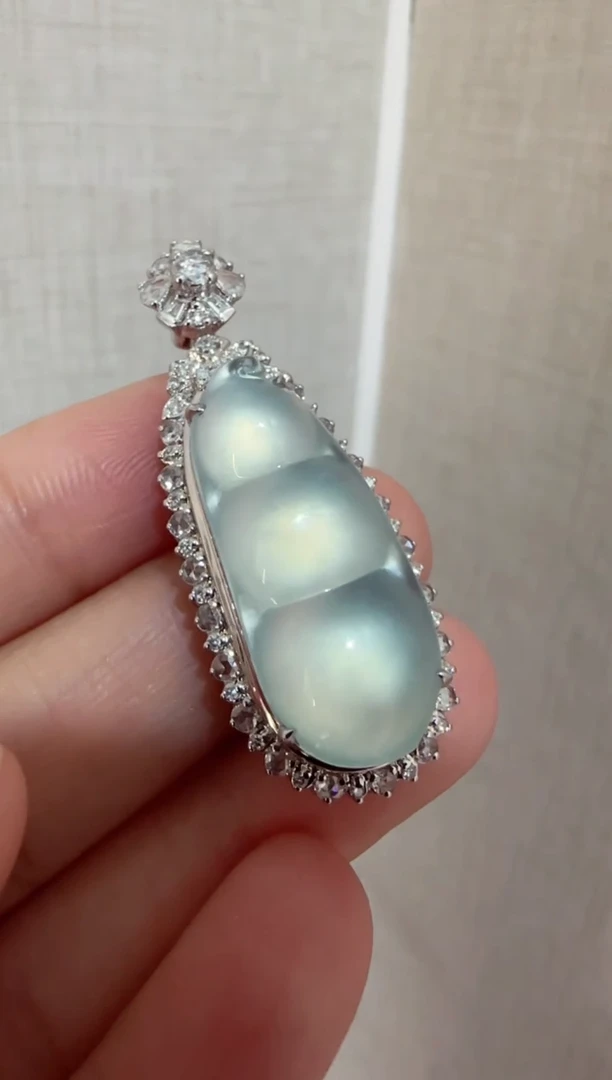 【闪购商品】翡翠吊坠(不含链)18K金镶嵌豆子