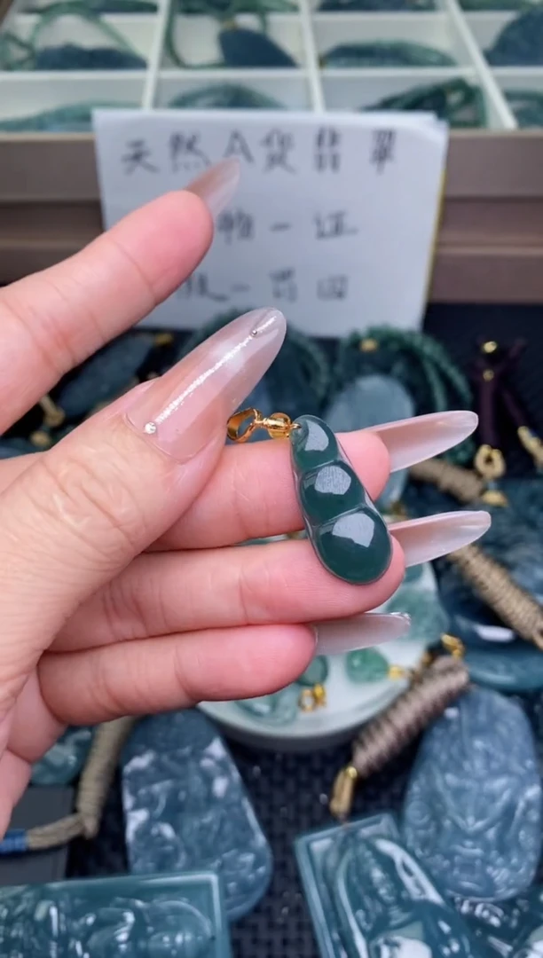 翡翠未镶嵌颈饰