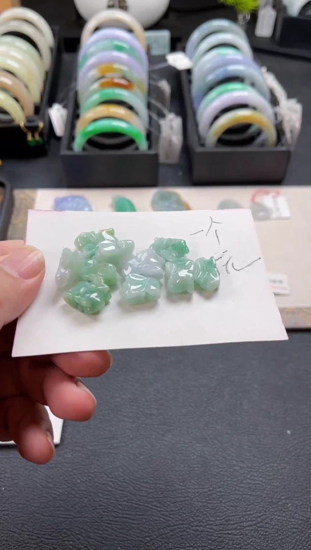 【闪购商品】翡翠颈饰未镶嵌有瑕疵
