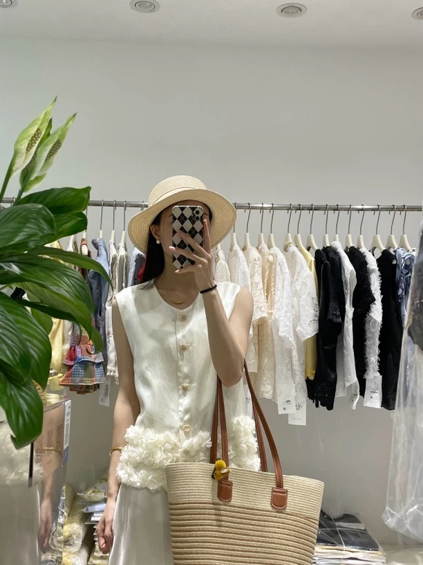 新款设计感小香风醋酸缎面无袖上衣女夏时尚气质下摆立体花瓣马甲