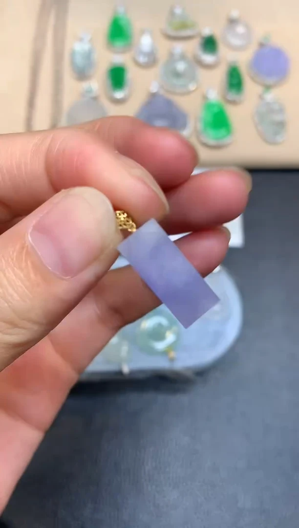 颈饰18K金镶嵌翡翠无事牌【无服务费