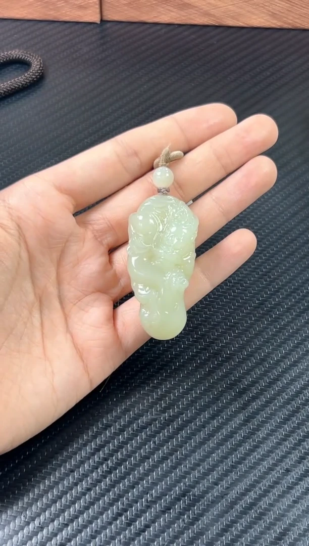 吊坠(赠链)未镶嵌和田玉且末微色差迪克兰一下