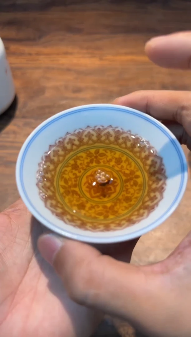 復颐山房 外蓝地内釉里红宝相花斗笠杯