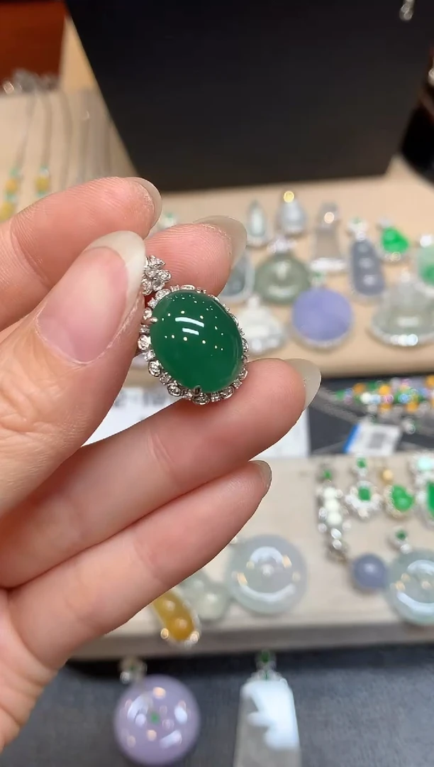 颈饰18K金镶嵌翡翠蛋面【无服务费