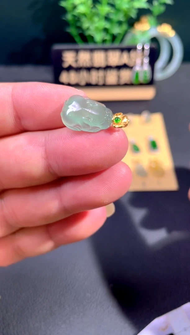 颈饰18K金镶嵌翡翠翡翠