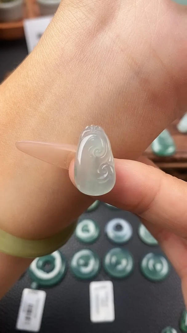 颈饰未镶嵌翡翠如意