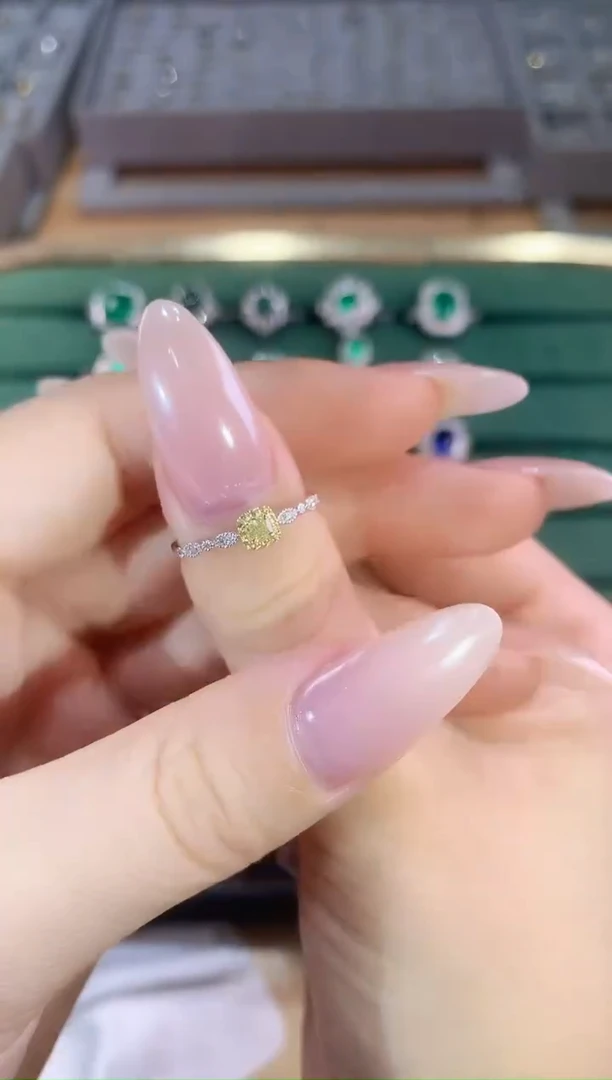 18K金镶嵌戒指钻石戒指