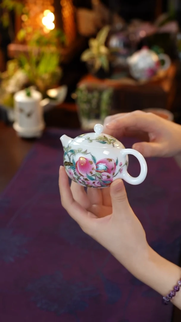 粉彩五桃茶壶