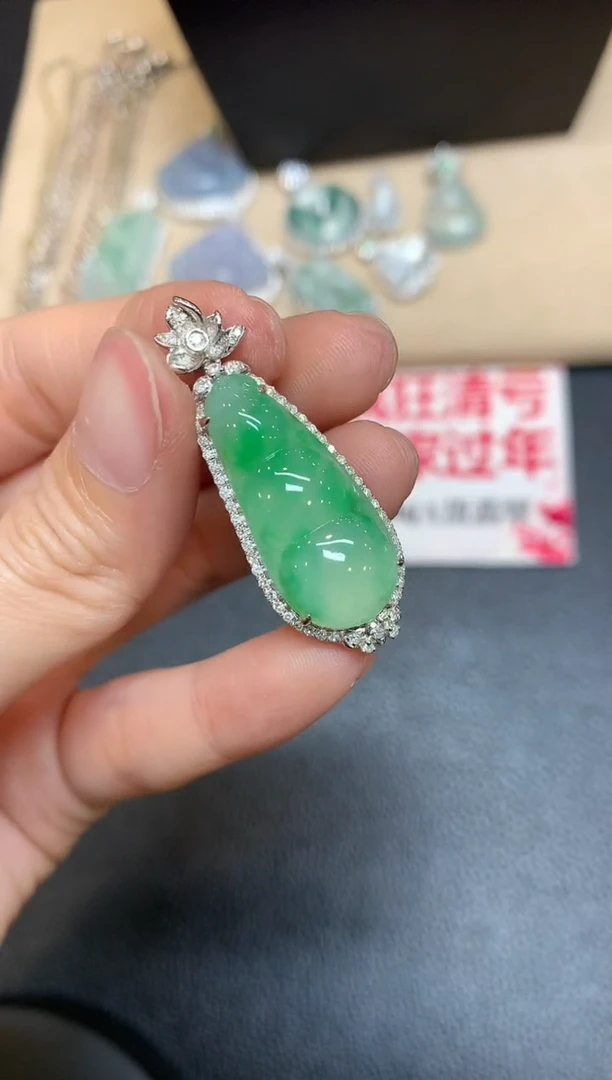 【闪购商品】翡翠吊坠(不含链)18K金镶嵌福豆【无服务费