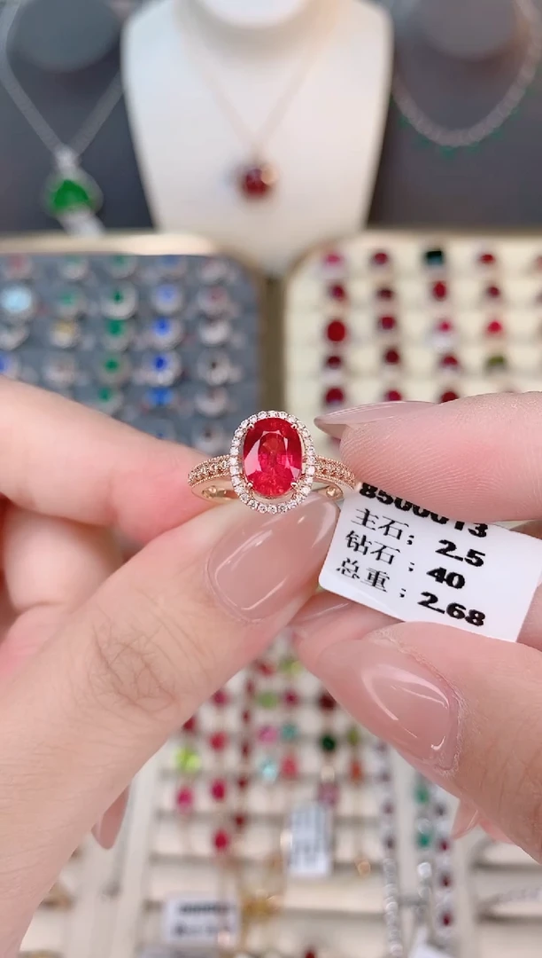 18K金镶嵌碧玺戒指碧玺2.5CT