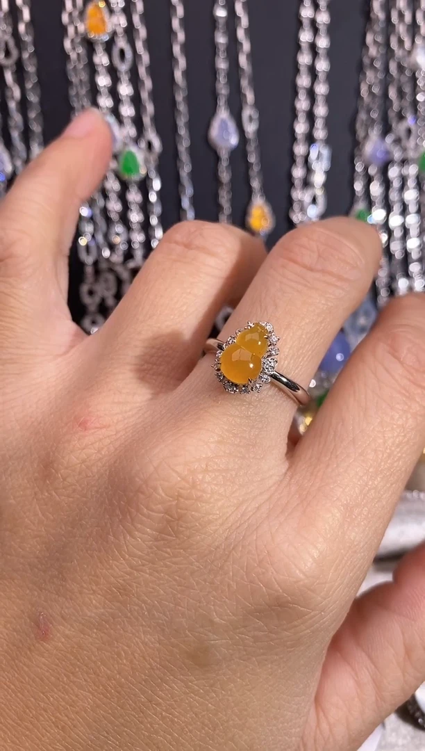 18K金镶嵌戒指翡翠戒指