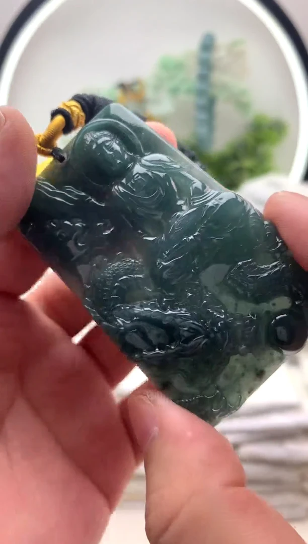 翡翠未镶嵌颈饰大日如来