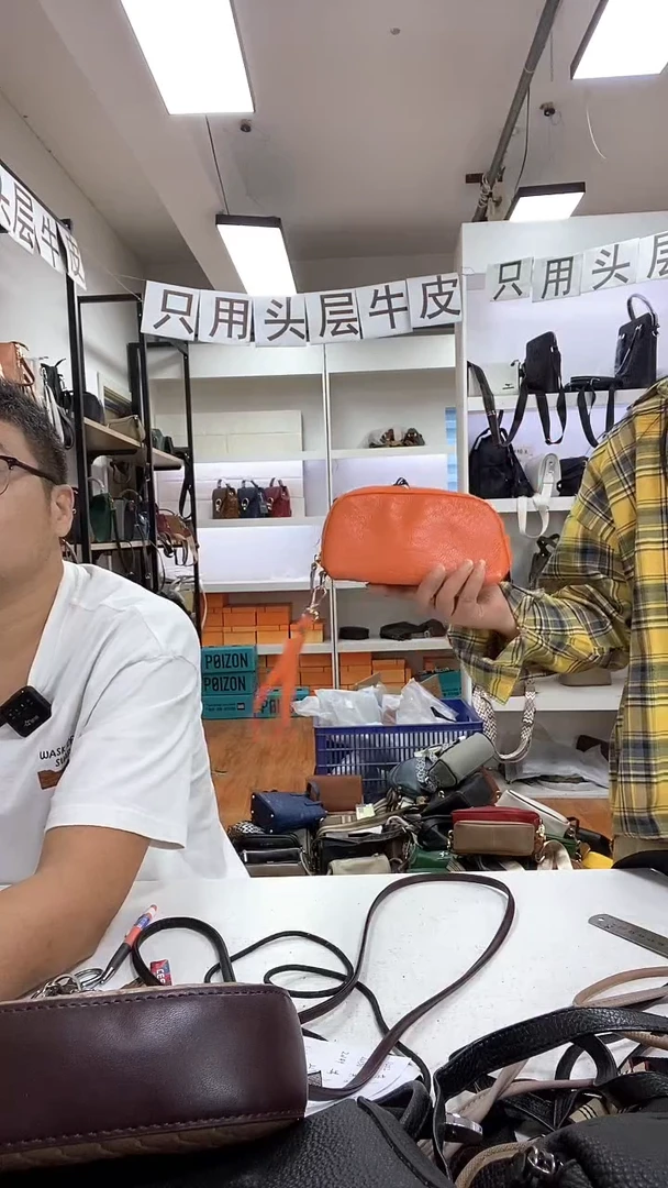 头层牛皮橘色手拿包