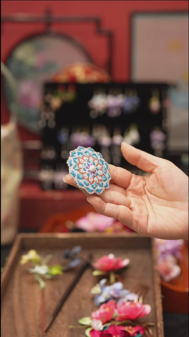 刺绣非遗绒花饰品