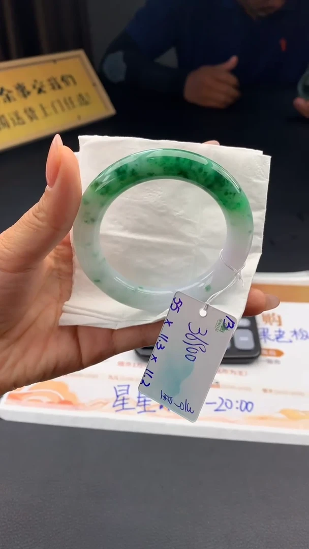 未镶嵌手镯翡翠自带#送人#，联系客服核对地址~