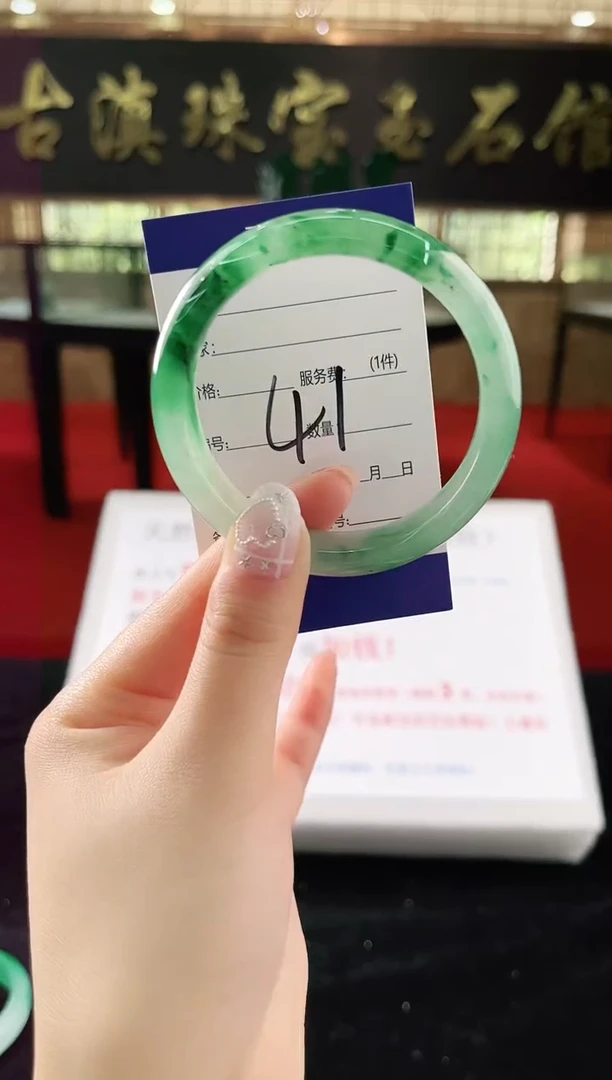 未镶嵌手镯石英质玉（非洲翠）微瑕，一经发货，运费不退介意勿拍